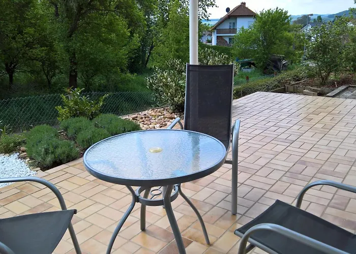 Dorfwiese * Nussbaum